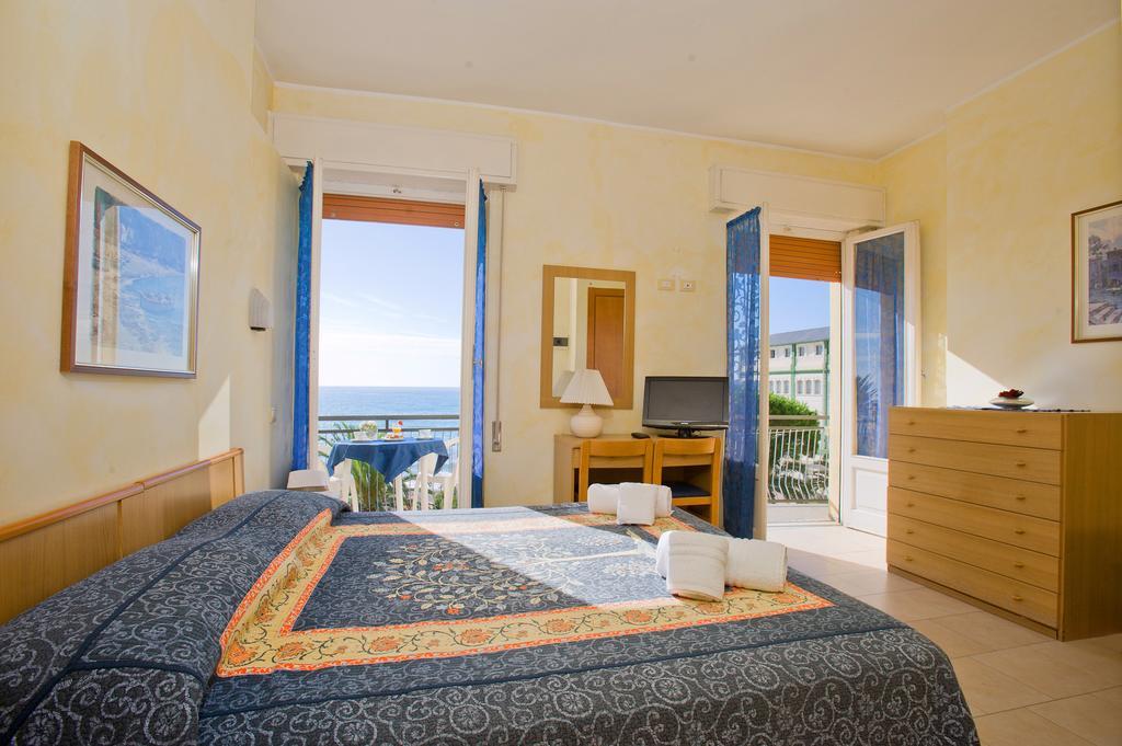 Hotel Lido Pietra Ligure Oda fotoğraf