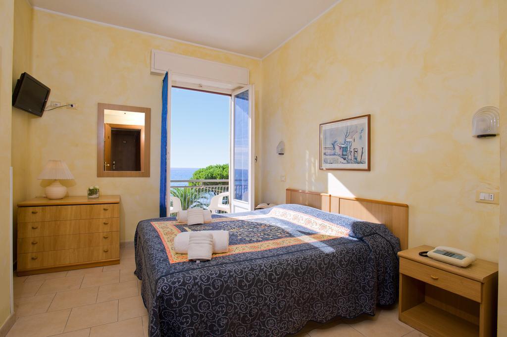 Hotel Lido Pietra Ligure Oda fotoğraf